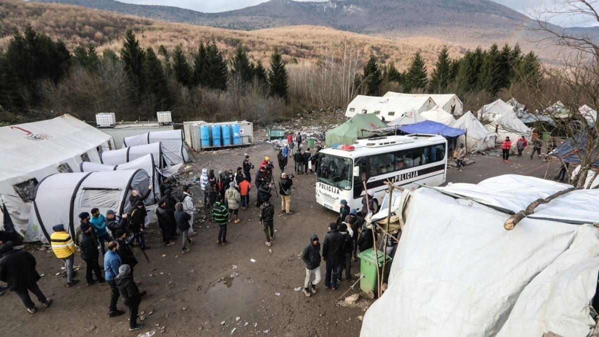 FOTO Premještanje migranata iz Vučjaka ipak počinje sutra